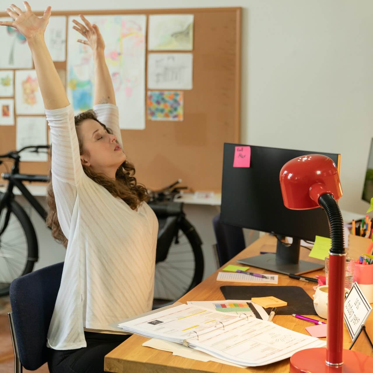 Stretch15.com makes stretching at work easy. 34 stretches for your office or desk.